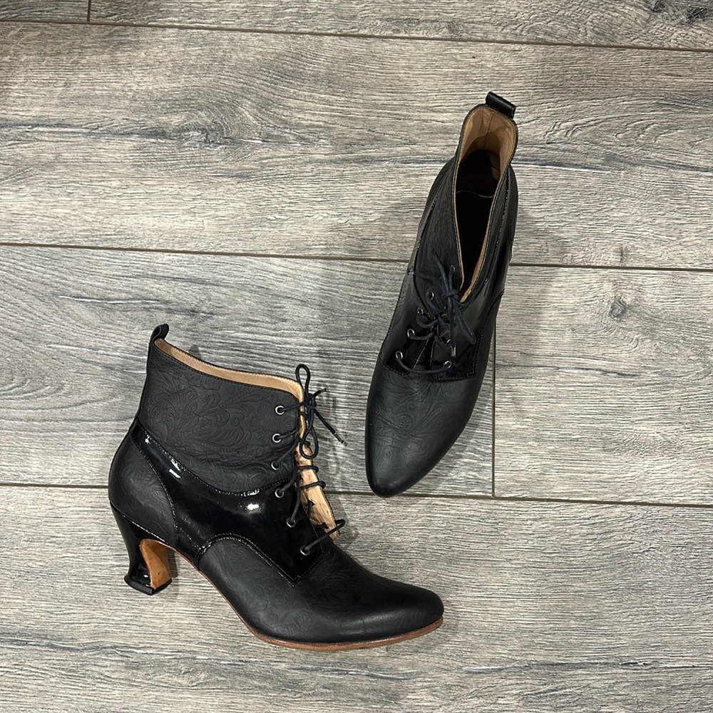 • John Fluevog • Women’s Lace Up Heeled Ankle Booties Floral Embossed Black 10